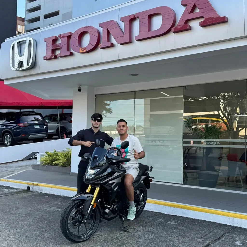 Entrega de motocicleta Honda financiada por Gaital a Carlos Mendoza en Panamá