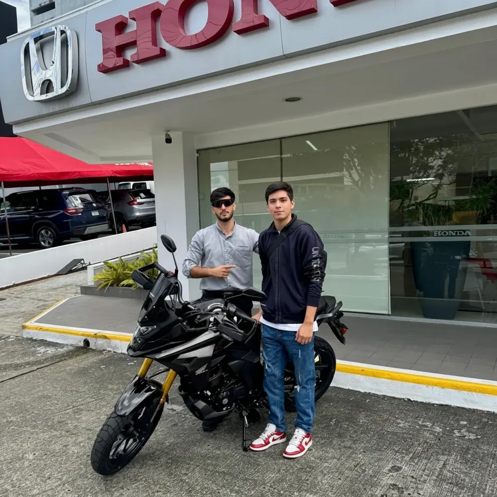 Amigos celebrando entrega de moto con Gaital