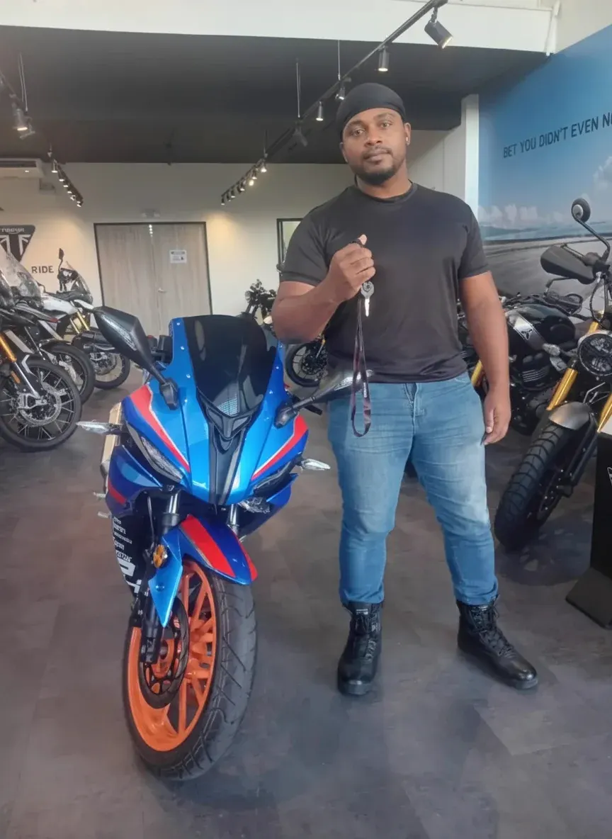 Entrega de motocicleta nueva en concesionaria aliada Gaital