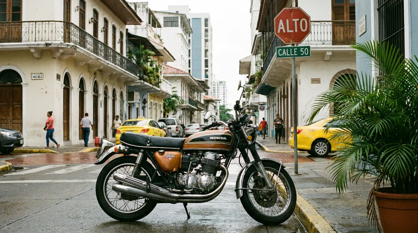 Motocicleta estacionada en una calle panameña, con señal de tránsito de fondo