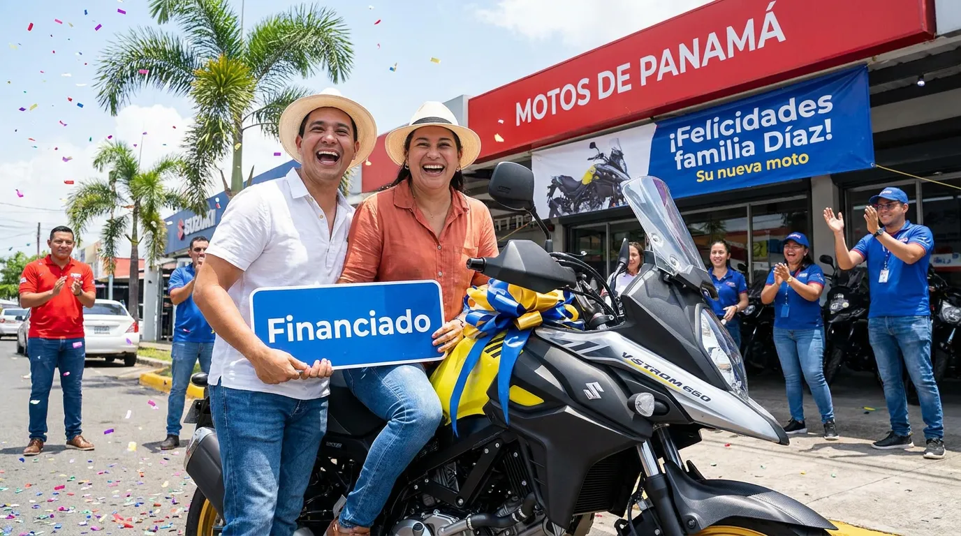 Pareja panameña celebrando la entrega de su nueva moto financiada