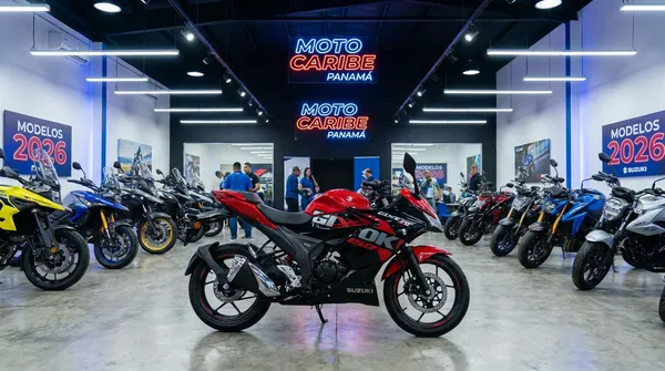 Moto Suzuki Gixxer 150 roja y negra exhibida en la concesionaria Moto Caribe en Panamá, con el catálogo 2026 al fondo
