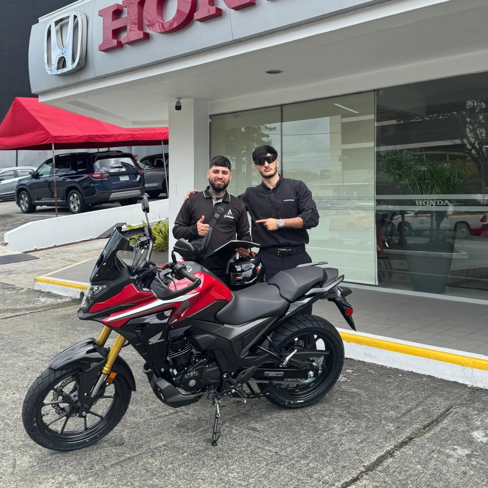 Entrega de motocicleta Honda adventure roja en Panamá
